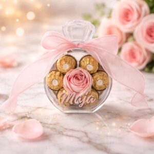 Prozirna kutijica parfem s Ferrero čokoladicama i umjetnom ružom