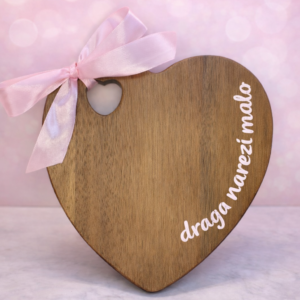 personalizirana drvena daska za rezanje u obliku srca