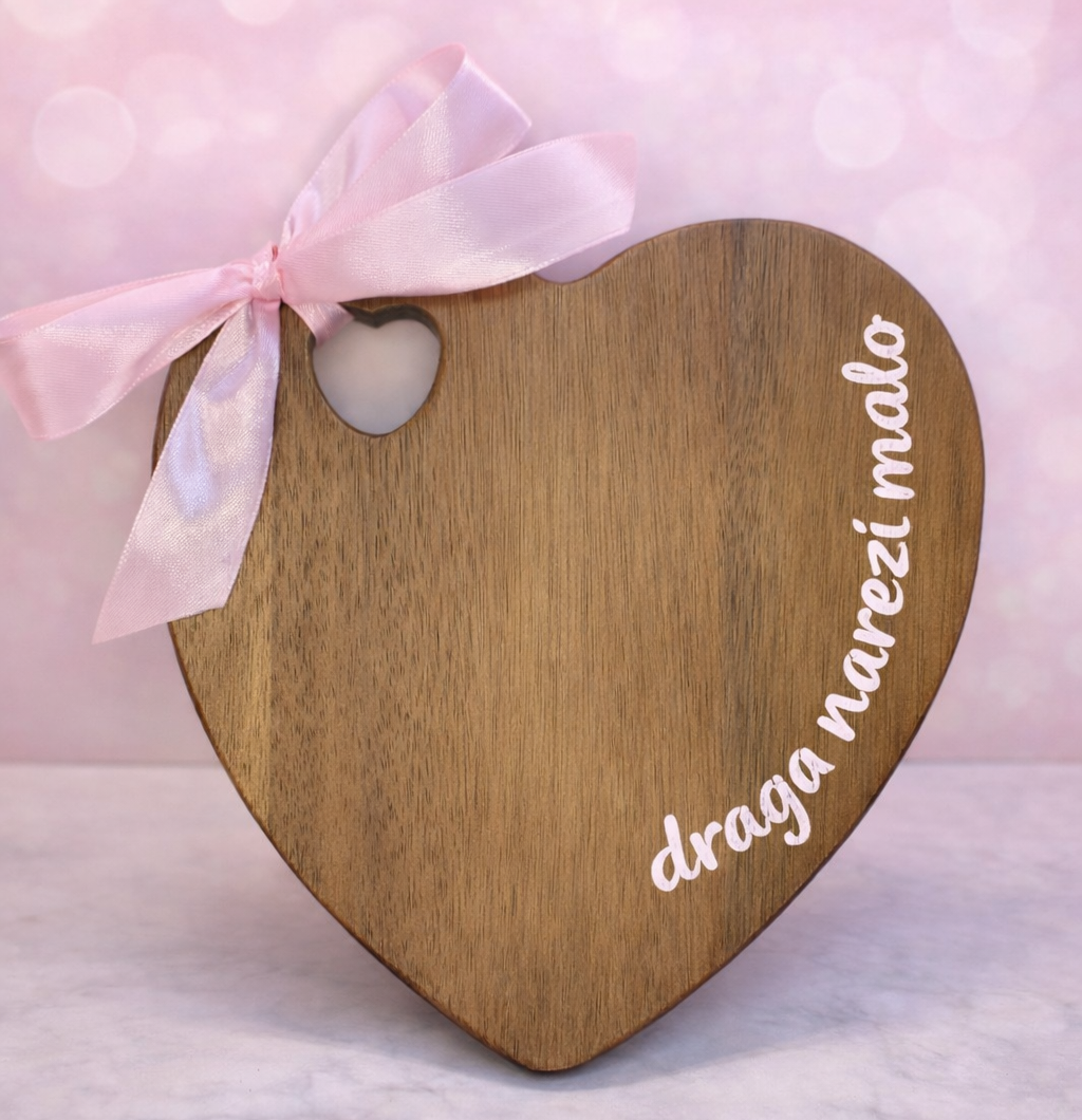 personalizirana drvena daska za rezanje u obliku srca