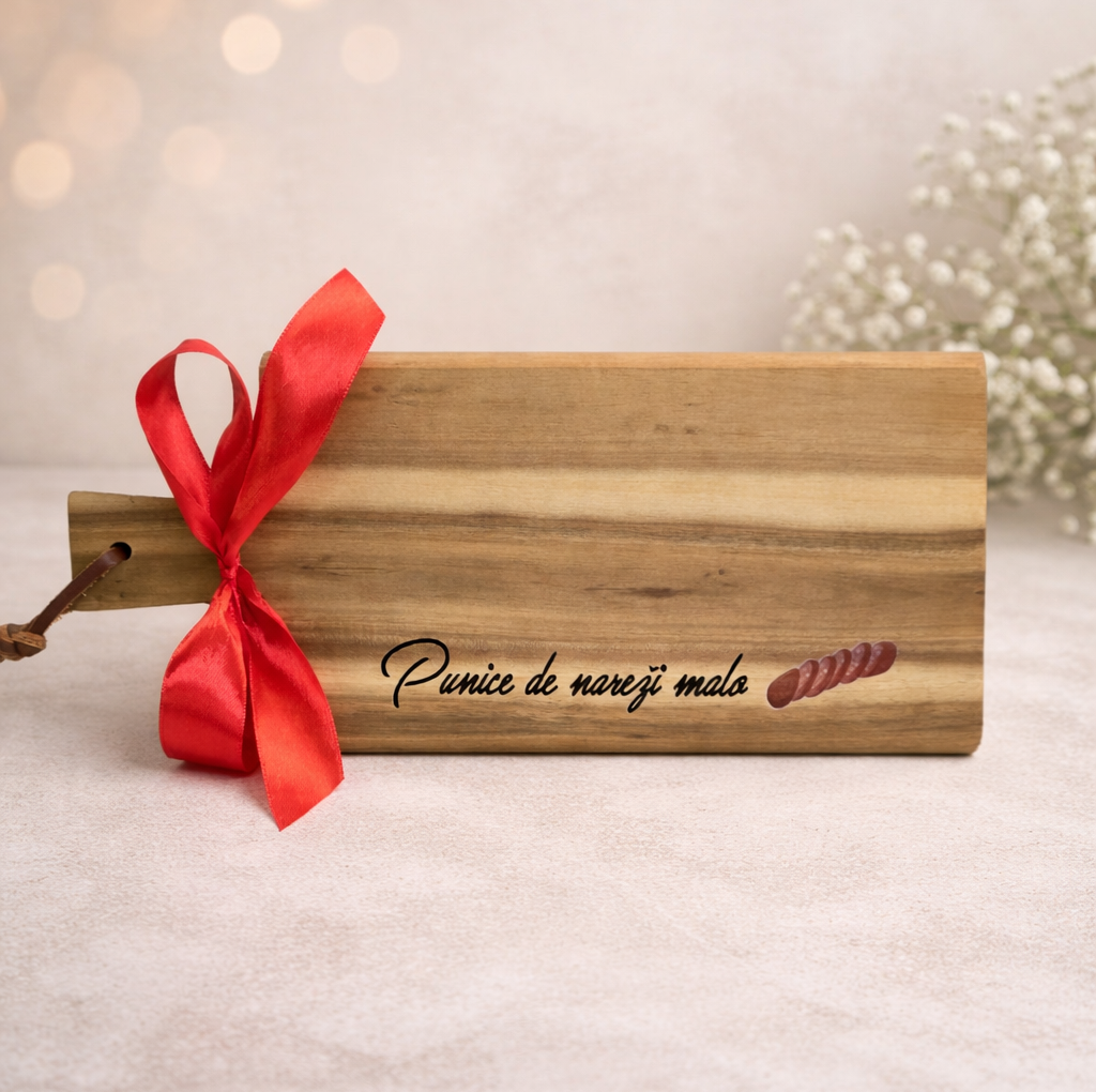 mini drvena daska s natpisom i mašnom