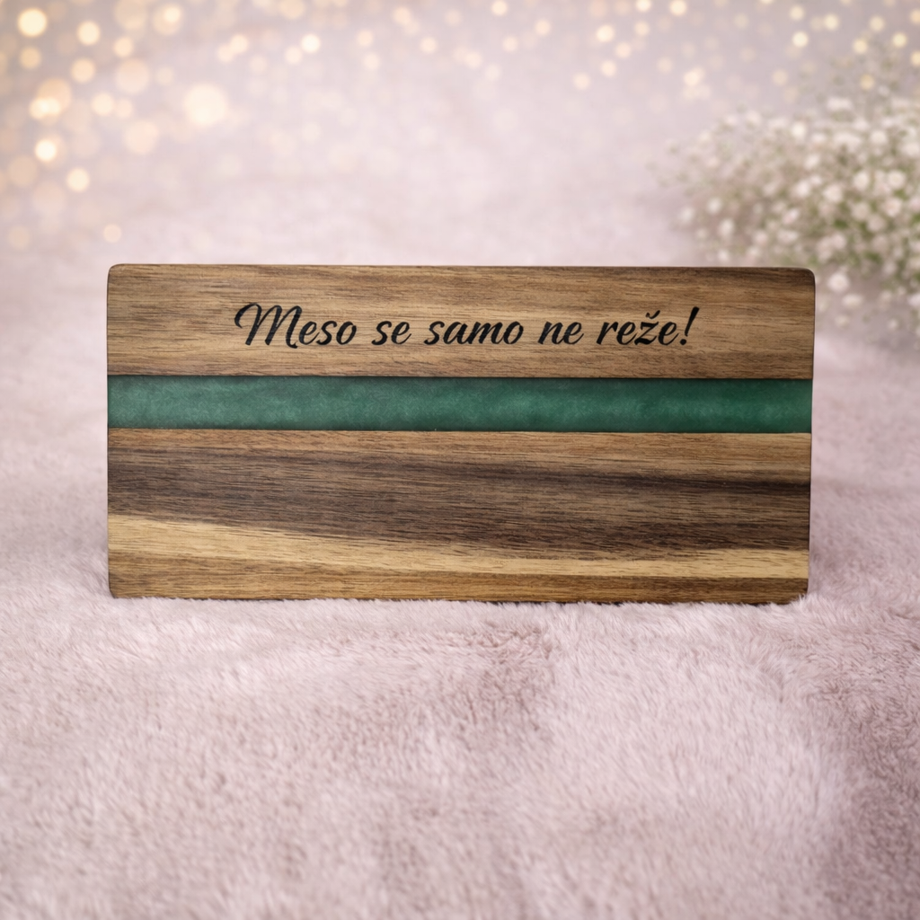 unikatna drvena daska s epoxy detaljem